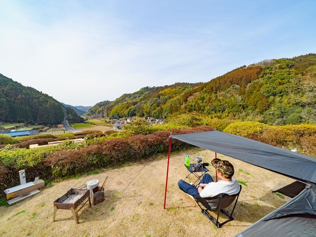 小高い丘の上にあるツツジに囲まれた自然と癒しの庭園で
「水のサイト」「空のサイト」「森のサイト」をお楽しみください。_うきは小塩の灯り 空中庭園キャンプ