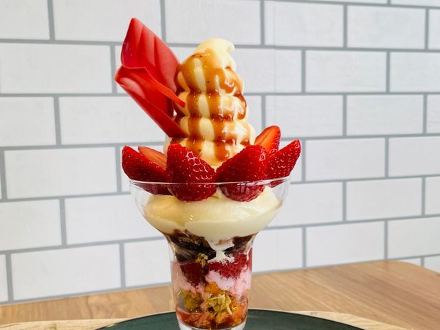 いちごパフェ_JRフルーツパーク仙台あらはま