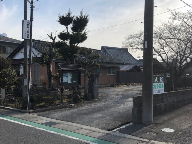 駐車場への入口です。こちらをお進み下さい。_Atelier Lilies