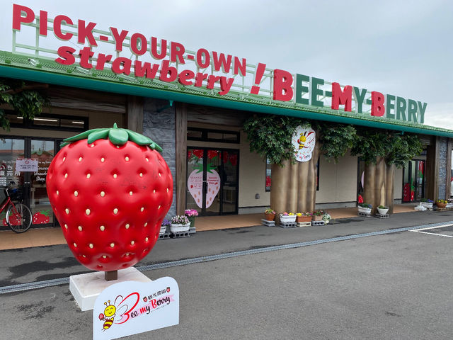 でっかいいちごが目印です。_観光農園 Bee my Berry