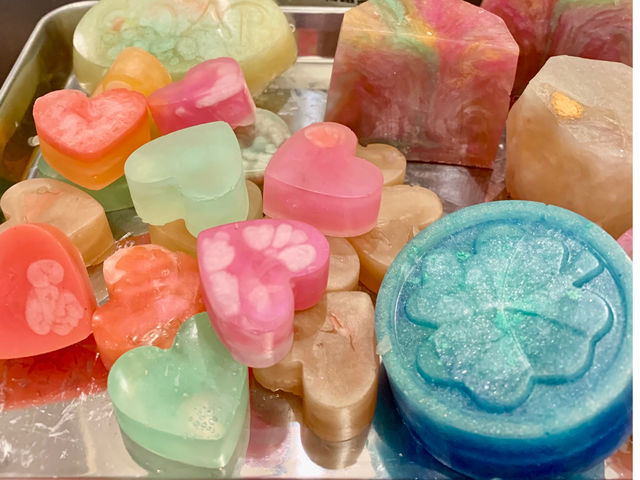キラキラ宝石石鹸
★500g程(7〜9個) 3800円
★所要時間 1.5〜2時間
★14:00〜20:00要予約
★ドリンクサービス有り
★ラッピング無料_アデル アトリエ