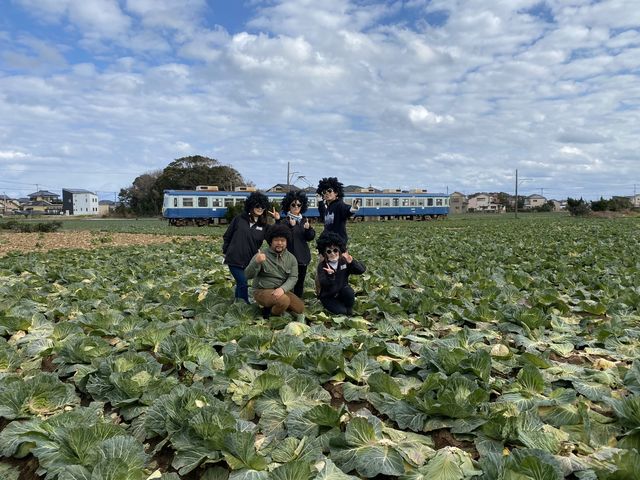 アフロを被って銚子電鉄の電車とパシャリ!_Hennery Farm