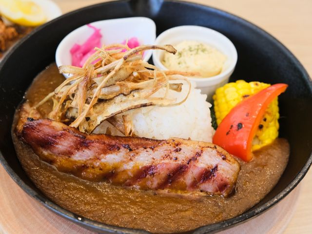 農業法人直営レストラン館内にあります。おすすめは旬の野菜・果物が楽しめるランチビュッフェ!!_シルクふれんどりぃ