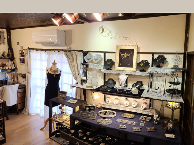 ビーズ屋黒猫の店内の様子。アトリエ兼ビーズショップでは店主が毎日作品を作っています。_ビーズ屋黒猫