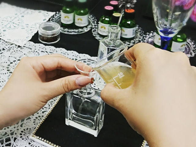 アロマパルファン(香水)を お客様ご自身でゆっくりボトリング中 とてもワクワクする瞬間です_Atelier M&Parfum