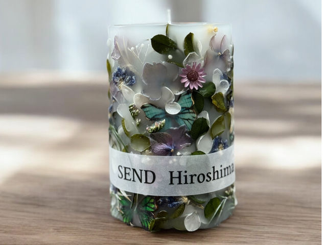 スタッフ作
ダークグリーンのベースカラーにグリーンメインのお花やリーフをチョイス。蝶のパーツがかわいい。_SEND Hiroshima