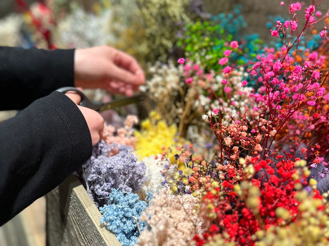 人気なボタニカルキャンドルドルに使えるお花の種類は常時200種類以上。大切な友人やご家族、カップルさんとのお花摘みの体験も楽しい!_SEND Hiroshima