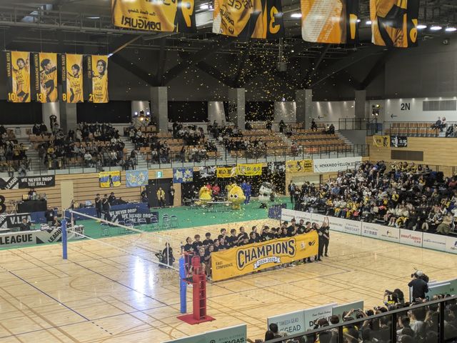 弊社は、2024-2025バレーボールVリーグ東地区優勝チーム「北海道イエロースターズ」のオフィシャルスポンサー会社です。地域のスポーツ振興を応援にしています。_株式会社ブルーツーリズム北海道