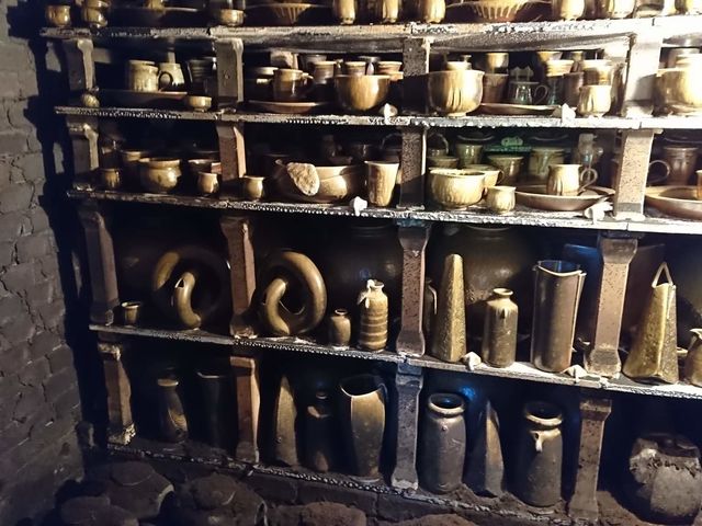 窯出し前
約14昼夜割り木をくべ、同じ日数の冷却期間を経て窯出しを迎える。_備前焼作家 松井浩之