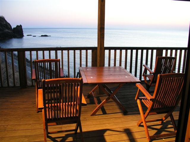 テラスからは沈みゆく日本海の夕陽を一望_岩尾温泉宿 夕陽荘