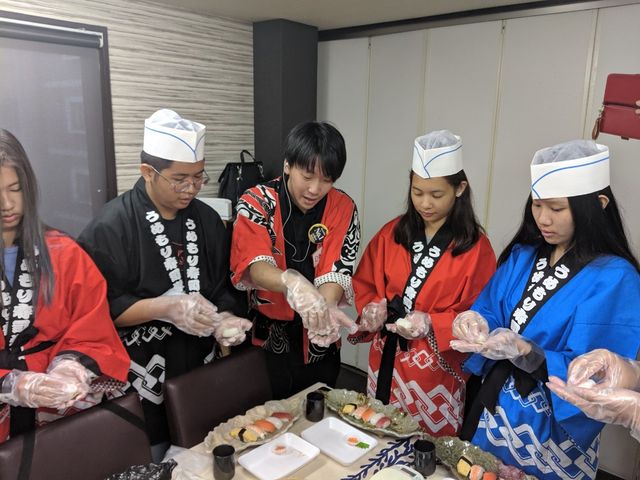 先生が丁寧にお寿司の握り方を教えてくれます!_うめもり寿司学校お寿司作り体験