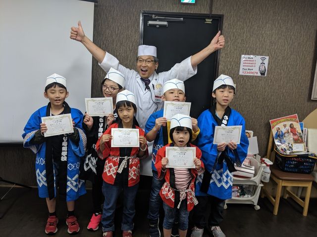 最後は卒業式で校長先生と盛り上がりましょう!_うめもり寿司学校お寿司作り体験