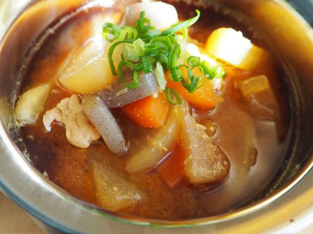 豚汁づくりでだしの引き方も学べます_小人数制貸切料理教室 SUN ROOM