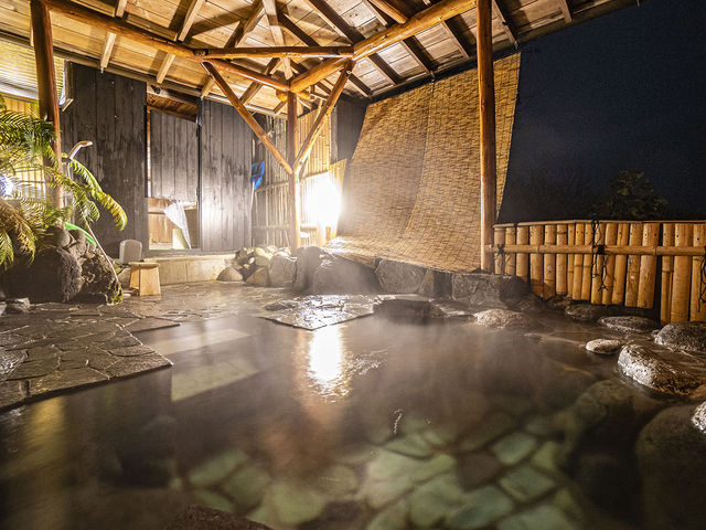 貸切露天風呂源泉かけ流し 夜_We Home Villa 城ヶ崎温泉