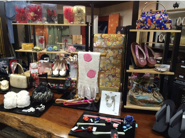店内は和装小物なども数多く取り揃えており、見るのも楽しいかも。_ふくや呉服店