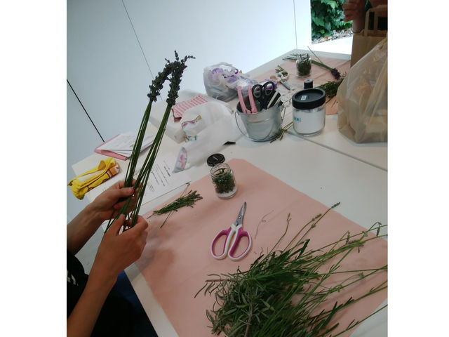ラベンダースティック作りの風景。収穫したラベンダーは余すところなく使いきります。_アロマ・クレイと手づくり石けん 優恵利