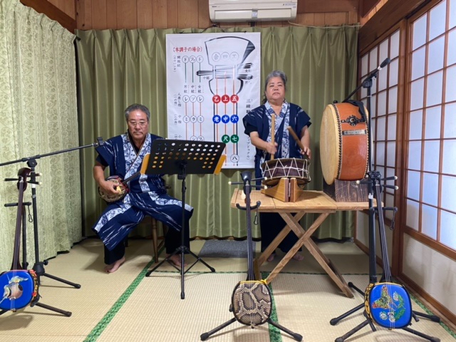 古宇利島の美しい海とサトウキビ畑に囲まれた民家で沖縄三味線体験。生まれも育ちも古宇利島。地元島人先生が【教師免許資格取得】三味線の楽しさを教えます。_古宇利島 喜納三味線体験教室