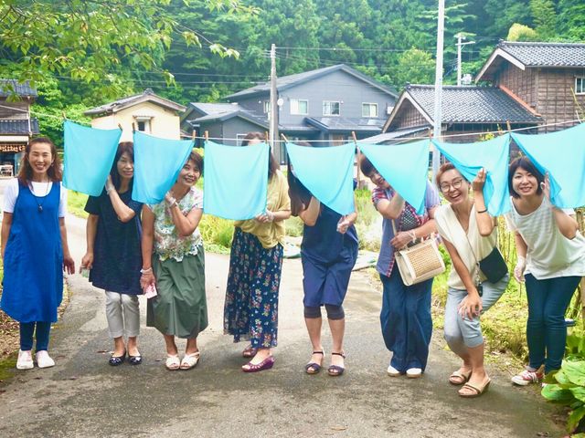 藍の生葉でシルクは美しいティファニーブルーに染め上げる
_香和顔施(きょうわがんせ)