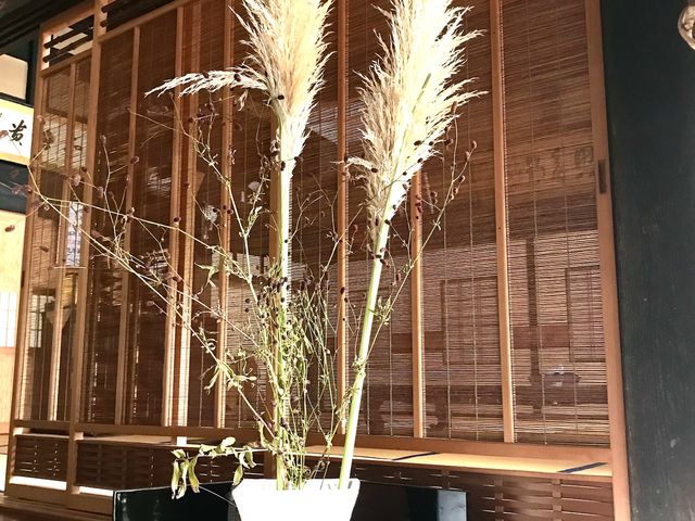 古民家の夏
18畳のお茶の間は簾戸がはめられ夏仕様
_香和顔施(きょうわがんせ)