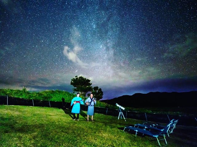 満天の星空の下、三線の音色が心癒やすひと時_美ら星アイランド