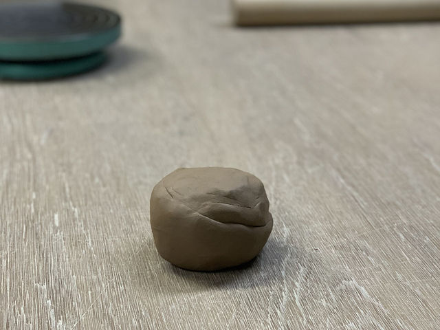 この粘土から陶芸体験はスタートです。_岡島工房
