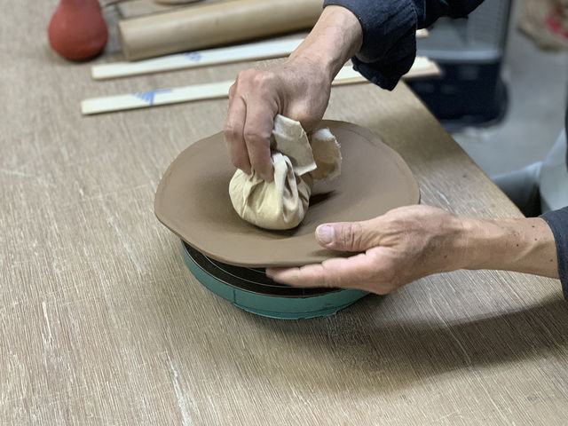 型に乗せて作るので簡単です。砂袋で形を整えます。_岡島工房