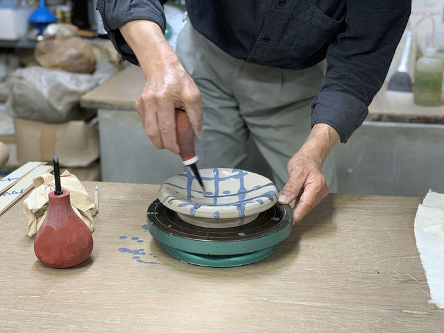 簡単に素敵な作品ができるプランを複数ご用意。写真は「垂らして作る」体験です。_岡島工房