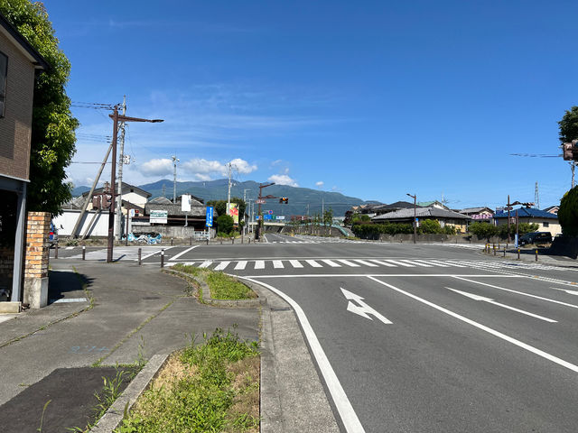 開国橋を渡って二つ目の信号
昭和IC・国道20号方面から来られる場合は、この信号から200メートル先の左側が農園になります。_やまきた園