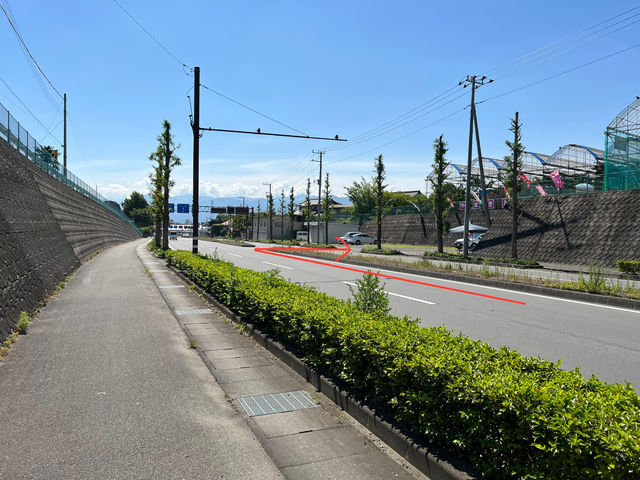 白根インターチェンジから来られる場合は、ここを右に入って下さい。_やまきた園
