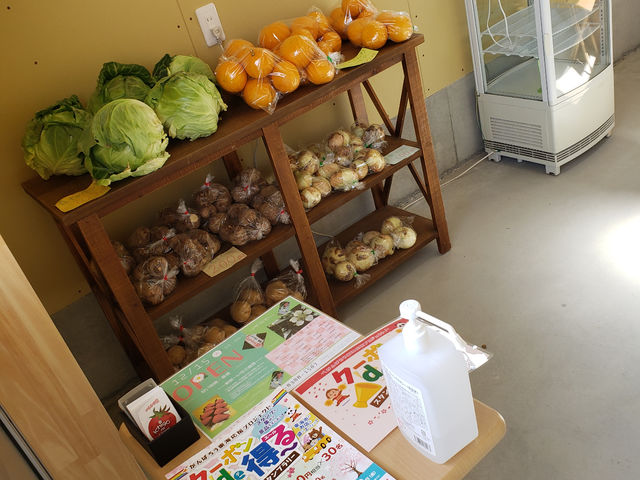 地元の《新鮮野菜》もそろえてます。見ていってくださいね!!_いちごの花