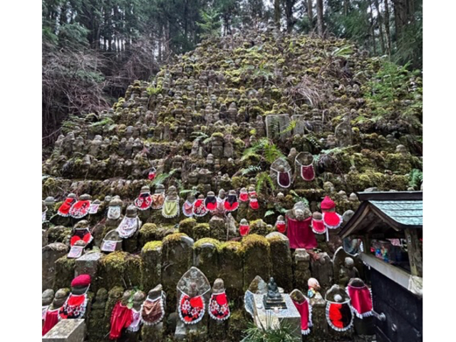 高野山 奥の院にある一石五輪塔。
無縁仏様をお祀りしています。_Tabi Tabi Wakayama