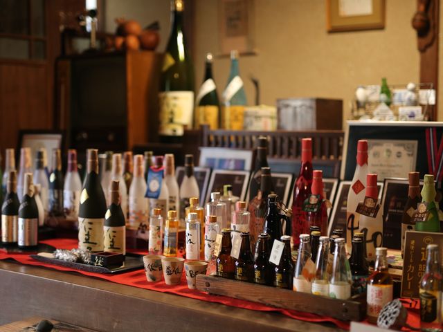 暖簾をくぐると全商品のディスプレイが。_水口酒造株式会社