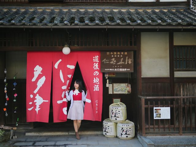 本玄関前の暖簾の色は毎月変わり、訪れるたびに違う表情を見せます。_水口酒造株式会社