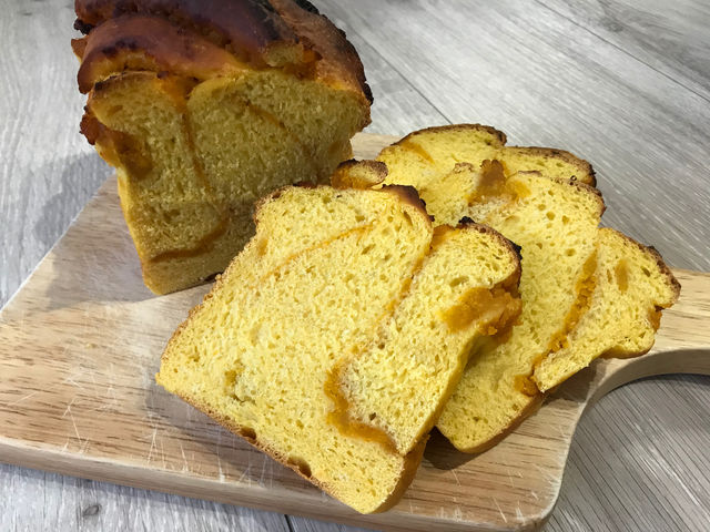 かぼちゃたっぷりの食パンです。野菜苦手なお子様もパクパク食べられます。_トムのパン教室