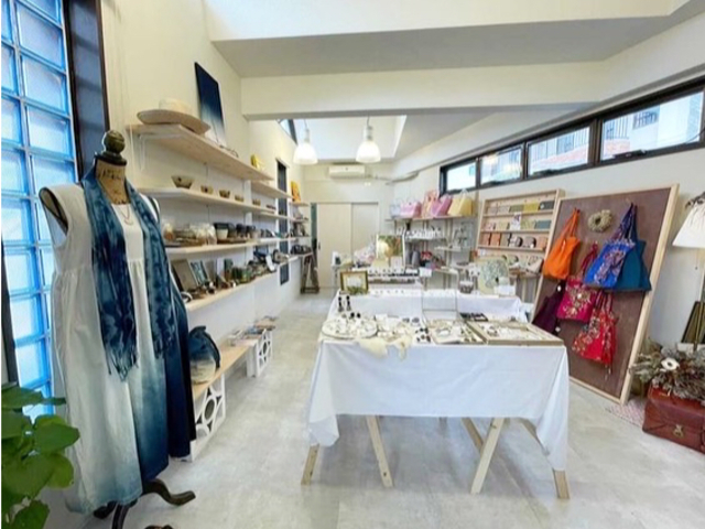 お店にはオーナーセレクトの
沖縄のやちむんや琉球藍染など
自分へのご褒美やお土産にもぴったりな商品がたくさん。
オリジナルの琉球工藝アクセサリーは必見!_おきなわ。旅。てしごと。【ケタール..】