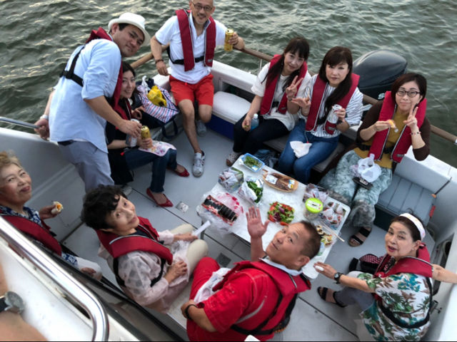 リアデッキでは、テーブルやイスを出して BBQなども可能です。ご家族 お友達グループで、貸切クルーズをご利用下さいませ。10名様まで可能です。_夢企画クルーズ&ドローン