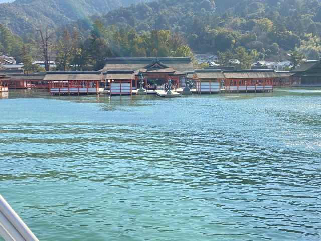 厳島神社の目の前まで入場できます。
緑色の海の色と朱い回廊のコントラストをお楽しみくださいませ。特別な撮影ポイントです。_夢企画クルーズ&ドローン