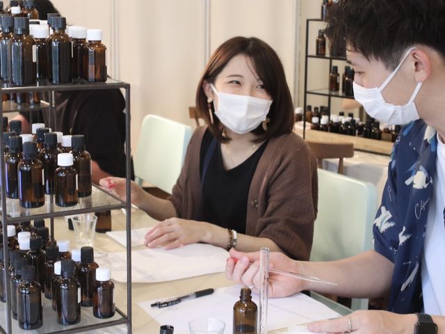 調香体験の様子_Magnolia Fragrance(マグノリアフレグランス)
