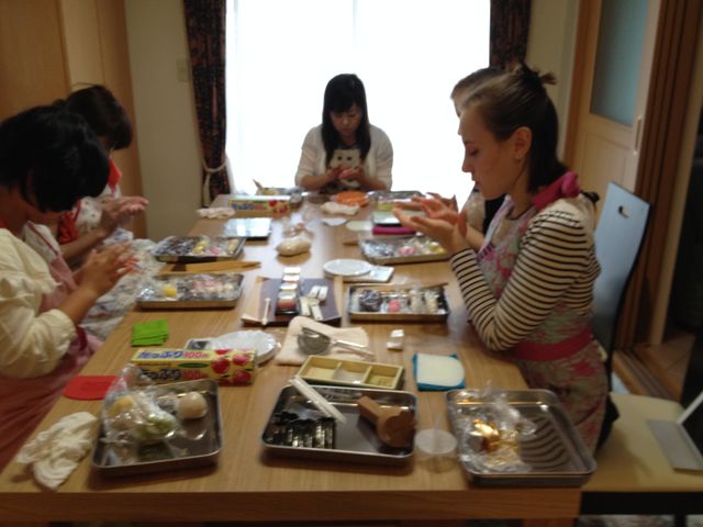 それぞれのペースに合わせて楽しみながら作ります_一期庵 和菓子教室