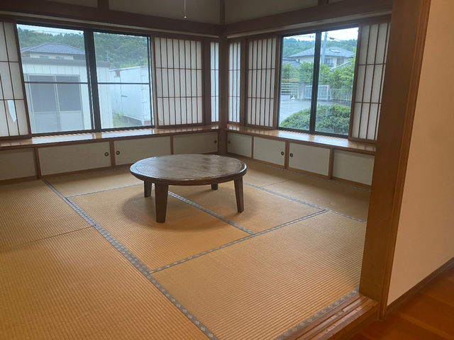 8畳の茶の間で皆んなで団らん_かむりベースSHIRO.