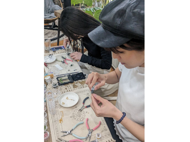 パワーストーンアクセサリー体験の様子。_パワーストーンアクセサリーワークショップ ka.mu.Ta.ma.