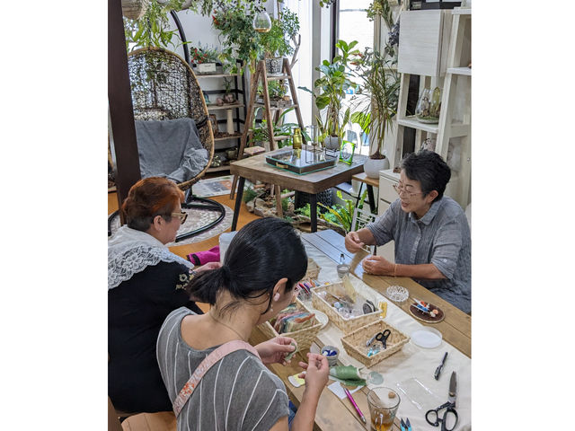 京花ぼたんアクセサリー体験の様子。お気軽にリクエストください♪_パワーストーンアクセサリーワークショップ ka.mu.Ta.ma.