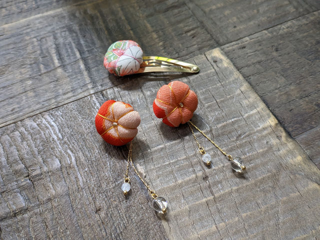 花ぼたんアクセサリー体験者の作品。別売オプションで水晶チャームを付けられます♪_パワーストーンアクセサリーワークショップ ka.mu.Ta.ma.