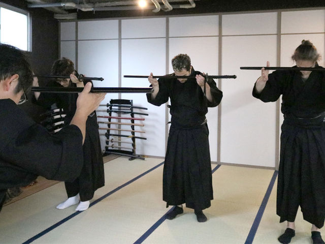 侍体験は礼に始まり礼に終わります。使用する道具にも感謝の心で礼をします。_刀心大阪