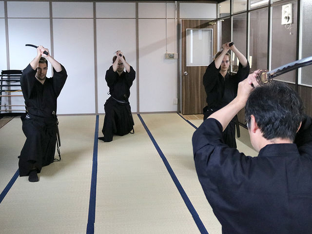 木刀や模擬刀を使って、基本を練習します。_刀心大阪