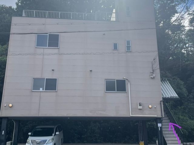 ローソンの交差点を曲がり、300mほど上がると左手に建物があります。階段を上がってインターフォンを押してください。_Atelier Pila