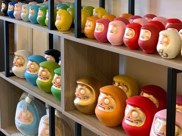 パステル調からビビッドまで16色以上そろっており、お好きな色をお選びいただけます。(各色には、それぞれ幸運の意味があるので、参考にしてみるのも良いですね)_はっぴーだるま工房