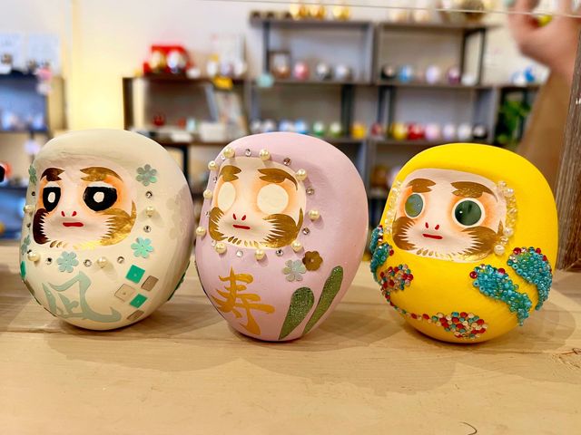 だるまさんの目は、自分の目標立てて、願いを込めながら入れて完成!自宅のお部屋に飾れば、あなただけのオリジナルダルマが、あなただけのチアリーダーになってくれます!_はっぴーだるま工房