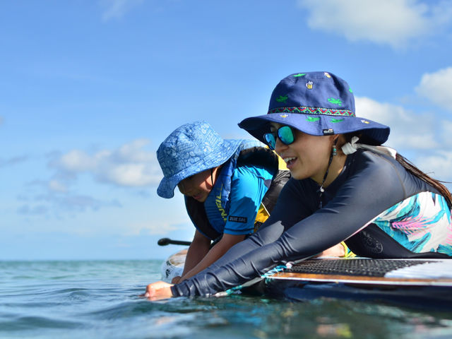 SUPの上から海の世界をのぞきこむワクワク体験。親子で感動を共有できるひととき。
_まるひで