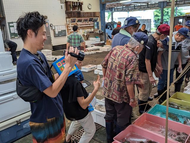 活きた魚も競られます_熱海魚市場